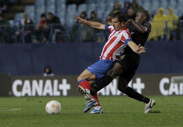 Diego Costa y Emre sitúan al Atlético al borde de dieciseisavos. Los portugueses descontaron casi al final del encuentro. EFE.
