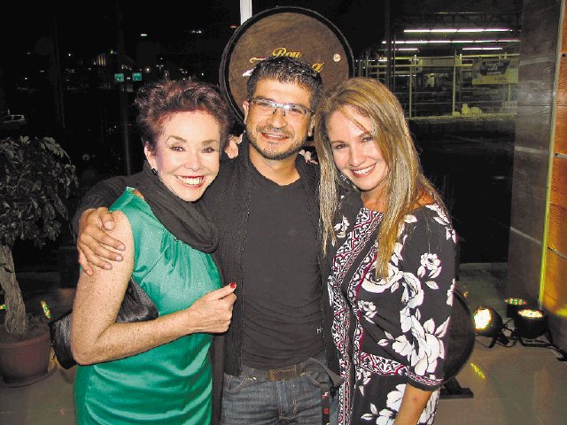 Alegres y calientitos. Amanda Moncada y Lorena Velásquez con Geovanny Linares.