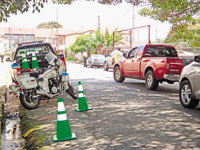  Choferes estrenaron ley con 204 multas. Ayer policías de Tránsito realizaron operativos cerca del Hospital Calderón Guardia, en San José. Herlen Gutiérrez. 