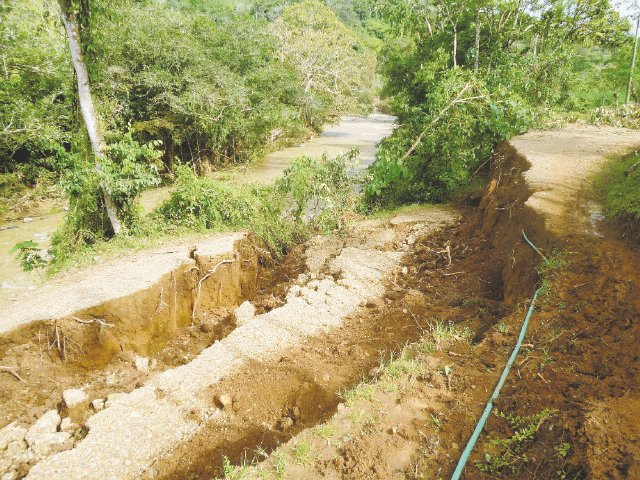  Fuertes lluvias causaron daños en 35 vías nacionales. La calle que comunica al Roble de Pérez Zeledón cedió ante la fuerza del río. Alejandro Méndez.
