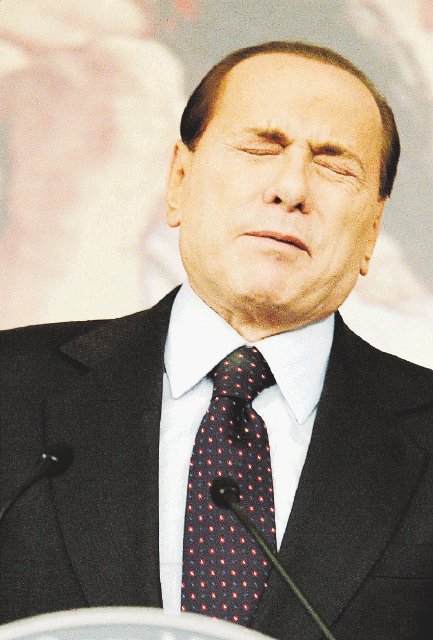  Berlusconi irá a la cárcel. Jerarca “Rossoneri” fue sentenciado a 4 años de cárcel, pero se beneficiará de la ley de indulto, por la que se le perdonarán tres años de la condena, al final solo cumplirá un año.AFP.