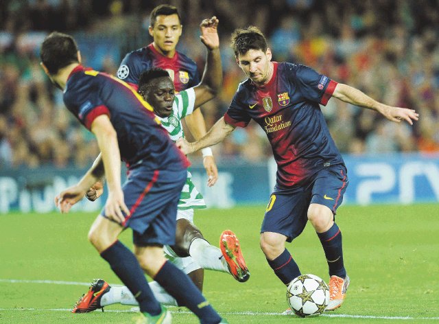  El Barça expone su zaga. Lionel Messi podría anotar el gol 300 de su carrera, hoy en la visita del Barcelona a Vallecas.AFP.