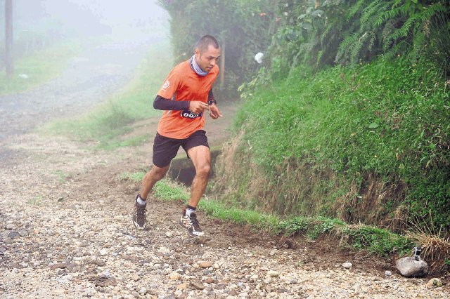  Superaron reto entre las nubes. Érick Agüero fue el primero en salir en medio de la neblina de Cascajal. Alexánder Otárola.