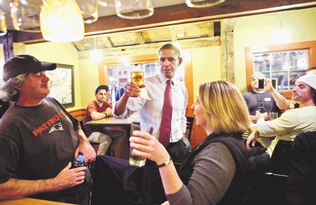  A la pesca de votos. Obama brindó ayer con adeptos en New Hampshire. AP.