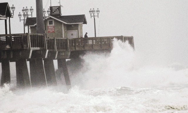 Ya se siente el golpe de Sandy. Con olas gigantes. AP.