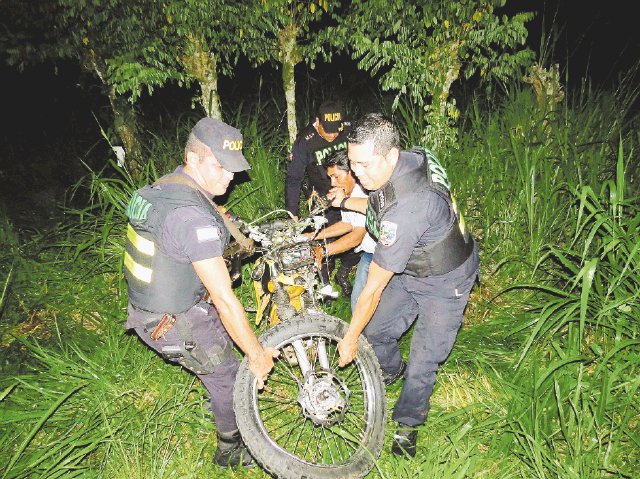  Hermanos mueren en colisión. Oficiales de la Fuerza Pública sacaron de un lote la motocicleta donde viajaban los hermanos. Carlos Hernández.