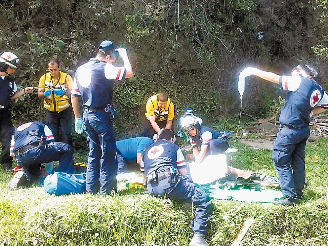 Hombre cae a precipicio y sobrevive. Sobrevivió. Al Día.