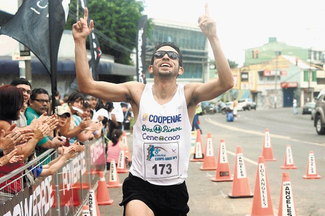  Chaves arriesgó... y ganó. Con una enorme sonrisa y sus manos señalando el cielo terminó Chaves la carrera. José Rivera.