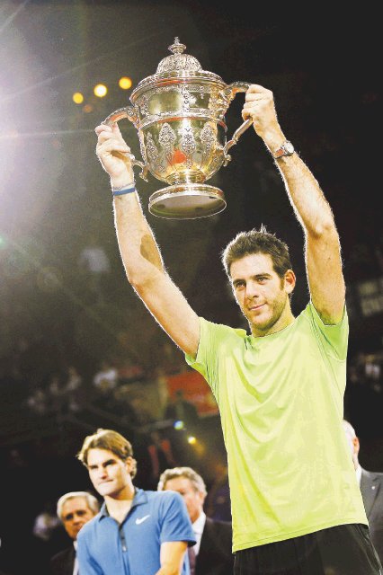  Federer cayó y perderá la cima. Del Potro alzó por primera vez el trofeo en Basilea.AFP.