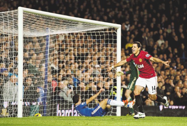  Chelsea comenzó a ceder terreno. El “Chicharito” está llenando de alegría al United.AFP