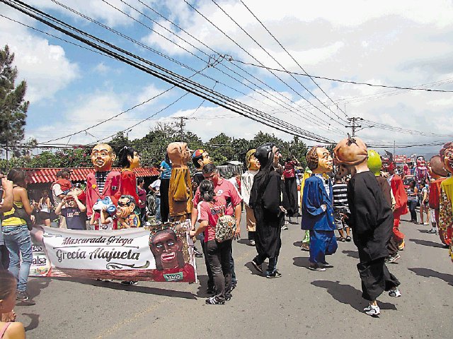  Feria puso ritmo y sabor en Aserrí. Una cimarrona desfiló por la calle principal del cantón durante casi una hora, mientras la música contagió a todos los presentes. Katherine Chaves R.