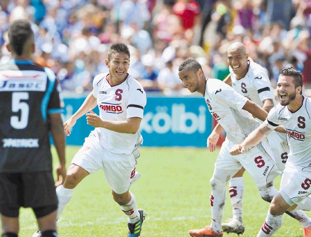  Chispazos monstruosos y a la cima. 1, 2, 3. En ese orden Duarte, Russell y Castro (en la foto) anotaron los goles que le dieron una valiosa victoria a Saprissa, 1-3 sobre un Cartaginés que no levanta.Carlos Borbón.