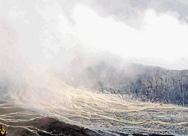  Volcán Poás con erupciones freáticas Alarma por caída de sedimentos