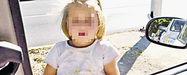  Niña pobre rubia genera debate. El asunto comenzó la semana pasada cuando un usuario de Facebook difundió una fotografía de la niña de pie junto a un espejo retrovisor en una calle de la ciudad occidental de Guadalajara. Internet.