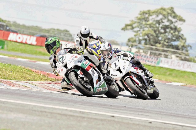  Motores llenaron de furia a La Guácima. Sala (17) y Gómez (1) protagonizaron un verdadero pique en el segundo “heat” de las superbikes. Alexánder Otárola