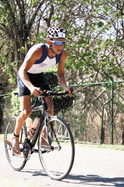  Leo Chacón fue cuarto en Hawaii. Chacón se preparó seis semanas para la competencia.Archivo.