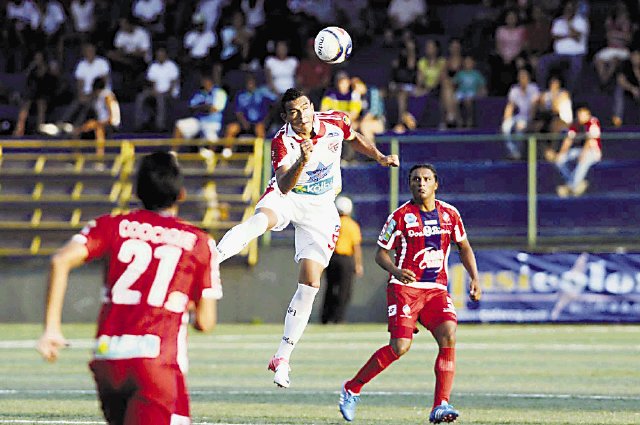 Lagos impulsa al Santos a luchar por un boleto. Cristian Lagos volvió a demostrar que está pasando por un momento mágico.Pablo Montiel/LN