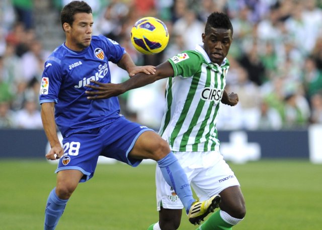 Joel Campbell: “Trato de pelear por jugar”. Campbell (der) en una jugada contra Juan Bernat, del Valencia. AFP