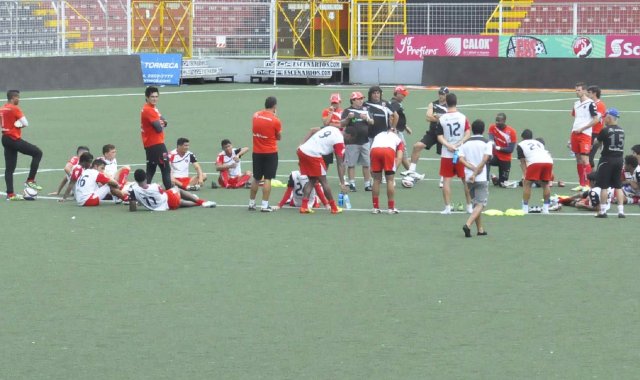 La Liga solo piensa en el primer lugar. Los manudos durante el entrenamiento de este lunes.Francisco Barrantes