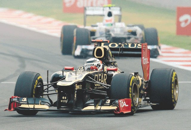  Raikkonen no se va. Kimi Raikkonen se mostró complacido de seguir con la escudería Lotus y su auto E20. AFP.