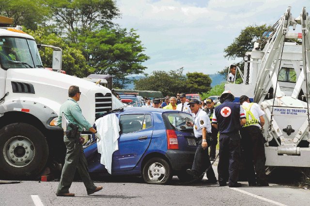  Fallece al chocar de frente con vagoneta . Muchos curiosos llegaron a la escena. Shirley Vásquez.