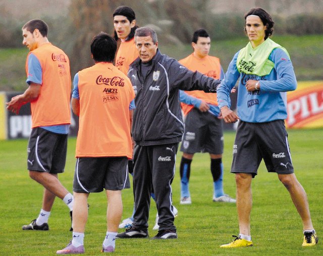  Uruguay busca nuevas caras. Tabárez busca enderezar el rumbo de la selección uruguayaAFP.