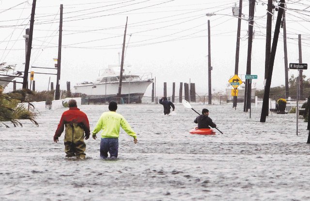  Suspenden vuelos por Sandy. Varias calles inundadas por las fuertes lluvias. AP.