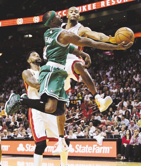  Aquí está LeBron. John Terry de los Celtics intenta bloquear a Rashard Lewis del Heat, en la apertura del baloncesto estadounidense.Ap.