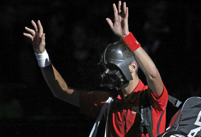 Djokovic se pone máscara de Darth Vader para festejar Halloween. Foto: AP