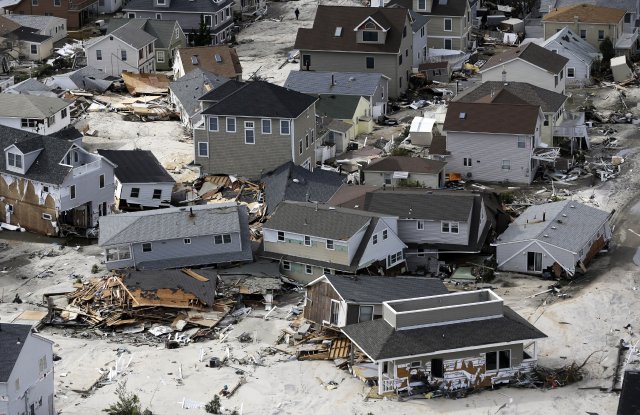 Maratón de Nueva York se correrá a pesar de “Sandy”. Decenas de casas destruídas en New Jersey. AP