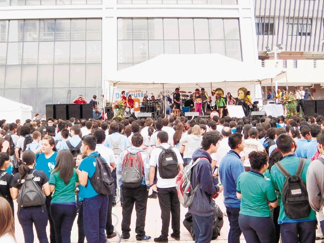  Estudiantes declaran la guerra al sobrepeso. Cientos de estudiantes ayer en el Estadio Nacional.H.GutiérreZ.