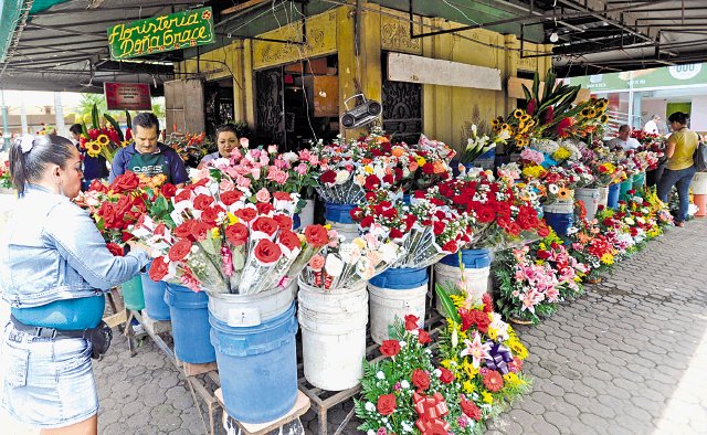  Comerciantes en contra de traslado de puestos. Los puestos tienen entre 15 y 20 años de estar allí. José Rivera.