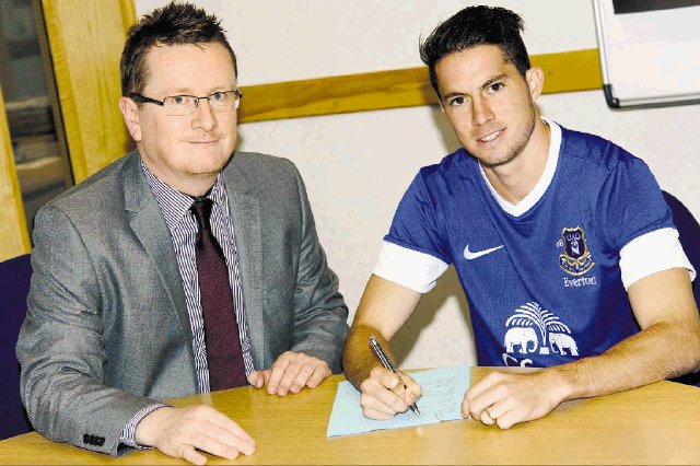  Bryan despertate, ¡es real!. Bryan estampó su firma en la tarde inglesa, donde se vistió de “Blue”.Everton Football Club.