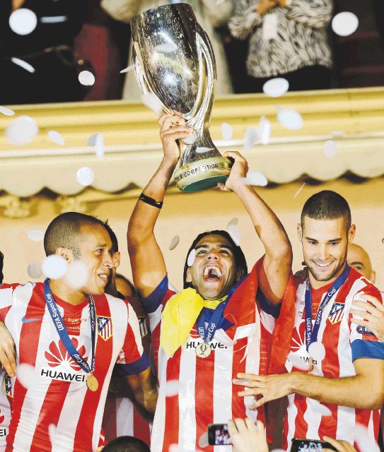  El “Tigre” los devoró. Falcao desbordó toda su alegría al levantar la Supercopa de Europa. Ayer el cañonero demostró la clase que posee.AP.