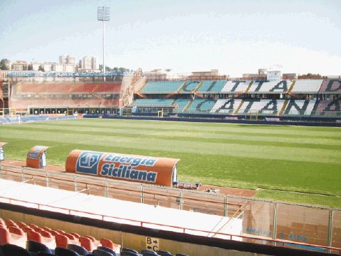  Cabalceta ya es jugador del Catania. Nuevo club de Cabalceta. Stadio Angelo Massimino.Es un recinto con espacio para 23 mil espectadores.