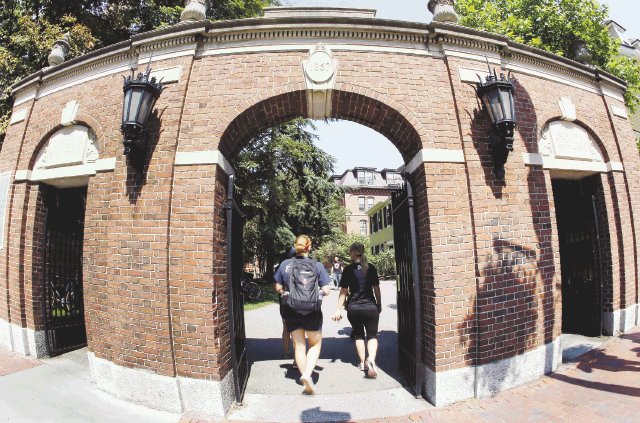Harvard busca a 125 estudiantes copiones. Harvard AP.