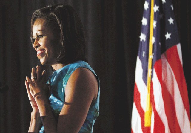 Obama orgulloso de su esposa. Michelle en su discurso la noche del martes. AP.