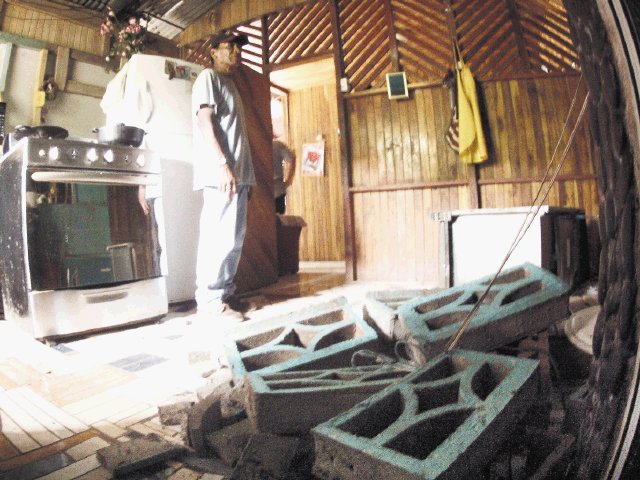  “ Este ha sido el peor momento que hemos vivido”. El terremoto hizo que varios artículos cayeran al piso en Cangrejal. Alexánder Otárola.