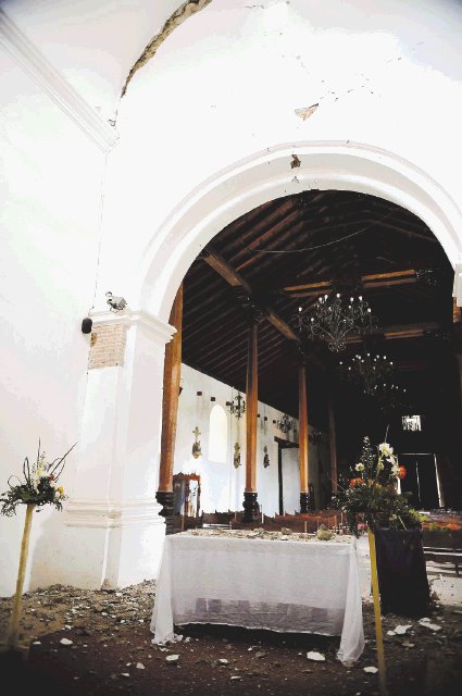  Hasta los más hombres lloran. El templo Colonial de Nicoya, patrimonio cultural e histórico, resultó gravemente afectado por el terremoto. Eyleen Vargas.