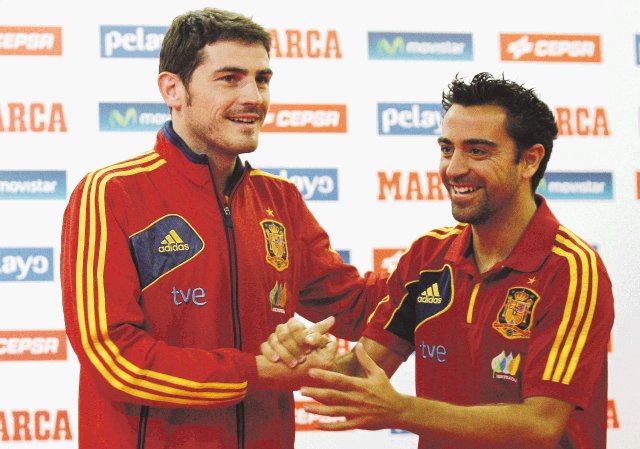  Casillas justifica emociones de CR7. Iker Casillas (izq.) y Xavi Hernández (der. ), tras conocer que han sido galardonados con el premio Príncipe de Asturias.EFE.