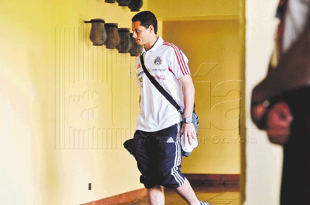 México ya está en el país. El jugador del Manchester United de Inglaterra, el “Chicharito” Javier Hernández a su llegada al hotel Marriot. Foto: Alexánder Otárola.