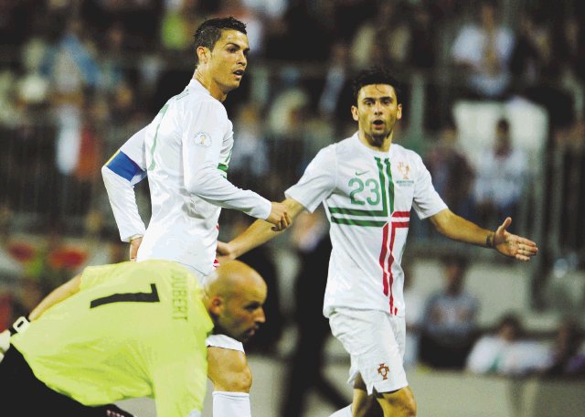  Cristiano sí celebró esta vez. Cristiano se convirtió en figura de Portugal en el estreno eliminatorio. Logró un gol.AFP.
