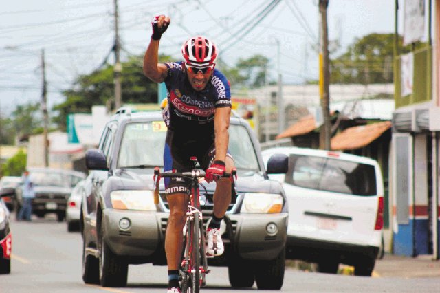 Eddie Pérez manda en Pococí. Eddie Pérez fue el mejor ayer en Guápiles (Pococí) y sorprendió al dejarse la primera jornada y el liderato. Daniela Robles.