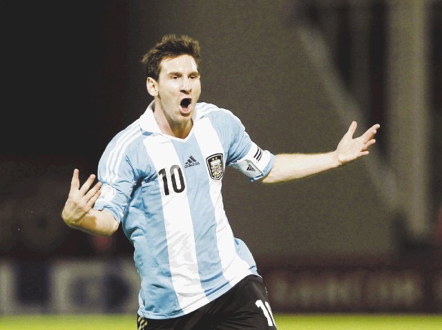  Messi hizo magia. “Lio” se echó el equipo al hombro y selló su gran actuación con una “joya” de gol. EFE.