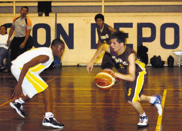  Plata en basket y en el voleibol. Los seminaristas (derecha) cedieron la presea de oro ante la mayor potencia física de los beliceños.ICODER.