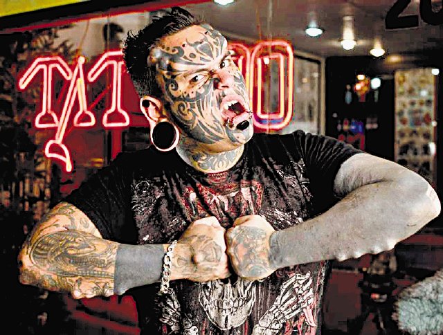  El médico de los tatuajes. Cobra $5 mil (¢2.5 millones) por presentarse en programas como Don Francisco y Cristina. Cortesía