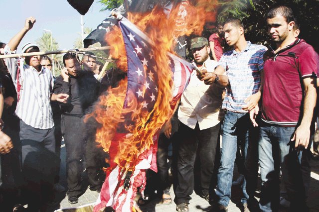  Asesinan a embajador de EE. UU. en Libia. Violencia en Libia y Egipto la desató transmisión de película que ridiculiza al profeta Mahoma. En recuadro Chris Stevens. AP.