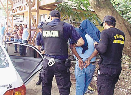  Detienen a oficial por presuntas mordidas. Júnez fue detenido en su puesto de trabajo. Guillermo Solano.