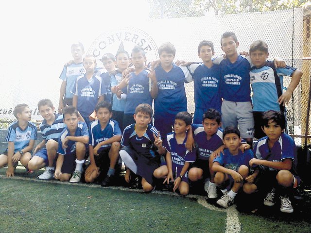 El mejenguero. La escuela de fútbol de San Pablo de Turrubares, recibe a niños de 8 a 15 años. Los interesados pueden llamar a Guillermo Sánchez al 8767-6250.Cortesía.