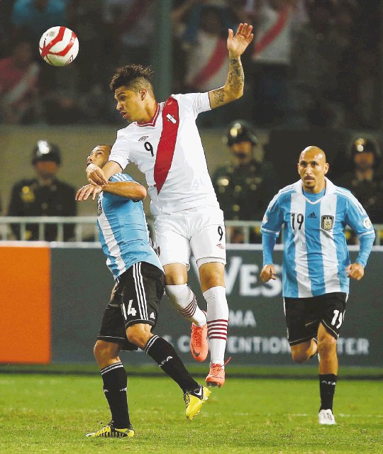  Argentina pendiente del reloj. Paolo comentó que Perú dio espectáculo ante los “Chés”.EFE.